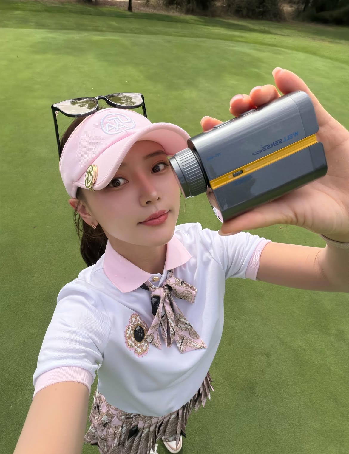 브랜드 앰버서더 공나연 프로가 골프장에서 블랙이글 골프거리측정기를 손에 들고 있는 모습