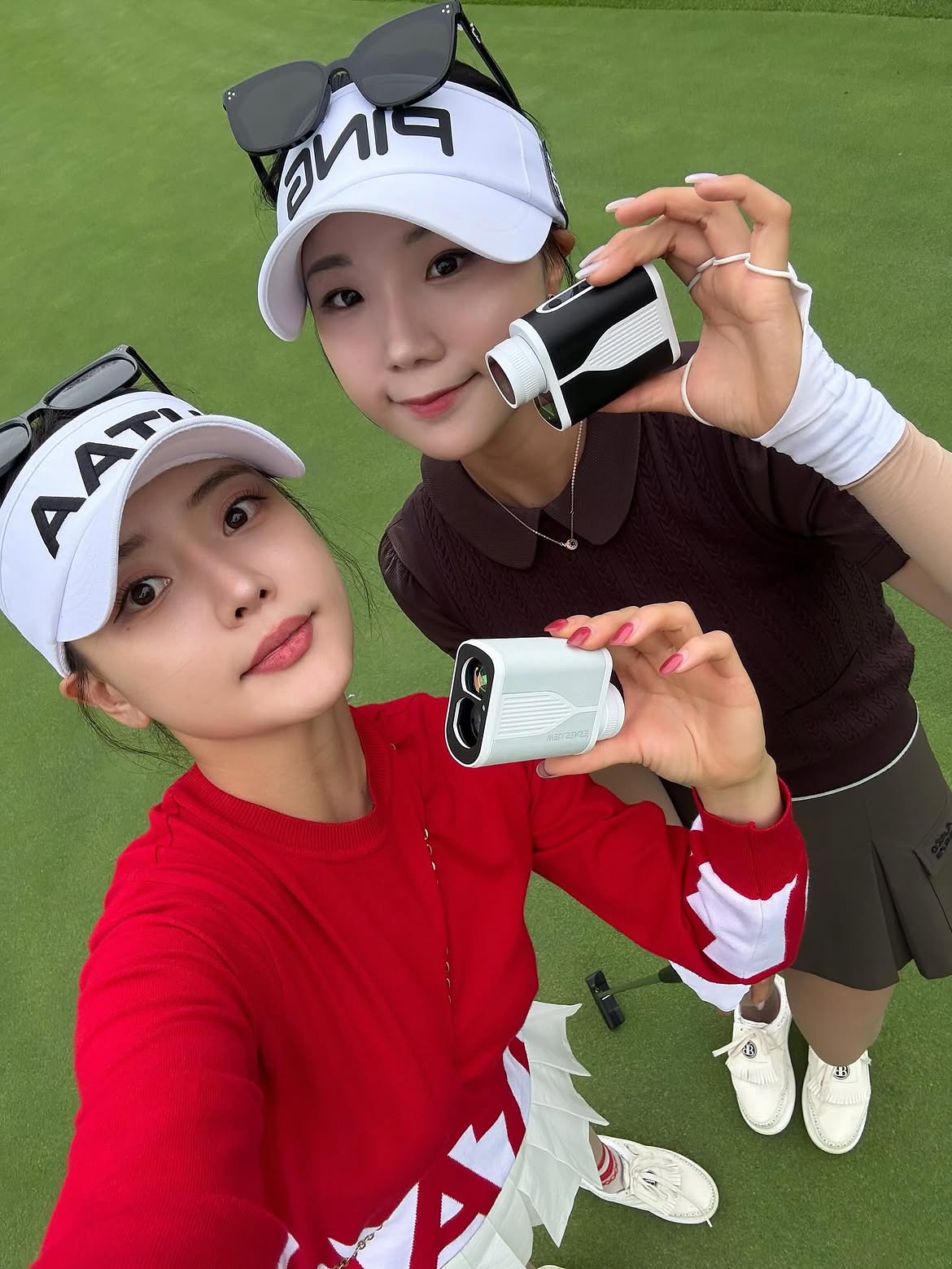 웰센스 브랜드 앰버서더 공나연 & 김세영 프로가 골프장에서 블랙이글 메탈 거리측정기를 들고 있는 모습
